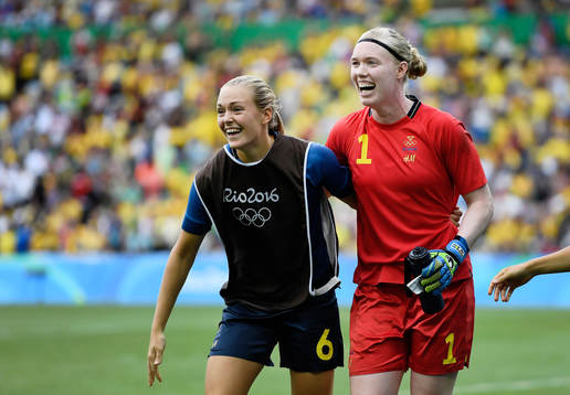 Sveriges Magdalena Ericsson och målvakt Hedvig Lindahl  jublar efter semifinalen i fotboll mellan Brasilien och Sverige den 16 augusti 2016
