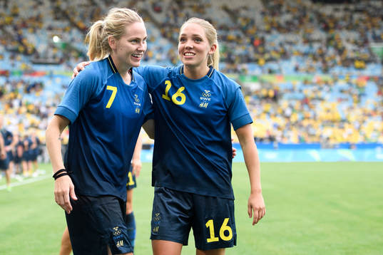 Sveriges Lisa Dahlkvist och Elin Rubensson jublar
