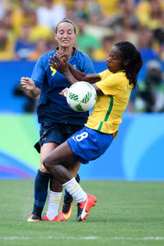 Sveriges Kosovare Asllani krockar med Brasiliens Formiga i