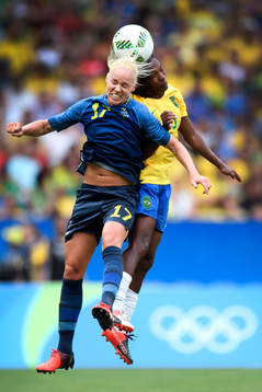 Sveriges Caroline Seger  i nickduell med Brasiliens Formiga