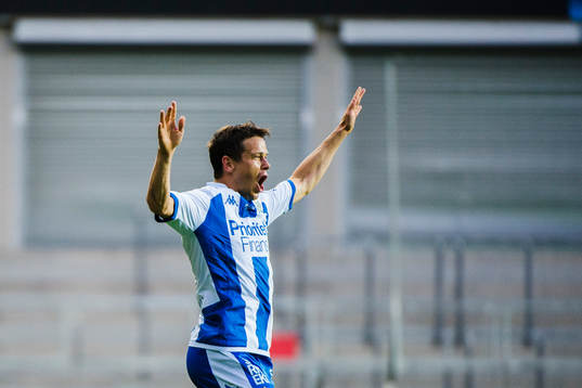 IFK Göteborgs Mads Albeck jublar efter att ha gjort 1-0-målet på frispark