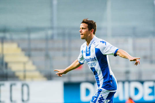 IFK Göteborgs Mads Albeck jublar efter att ha gjort 1-0-målet på frispark