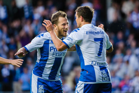 IFK Göteborgs Tobias Hysén jublar med målskytten till 1-0 Mads Albeck