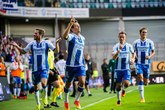 IFK Göteborgs Emil Salomonsson, Jakob Ankersen och Thomas Rogne jublar med målskytten till 1-0 Mads Albeck