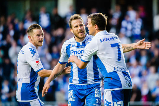 IFK Göteborgs Scott Jamieson och Tobias Hysén jublar med målskytten till 1-0 Mads Albeck