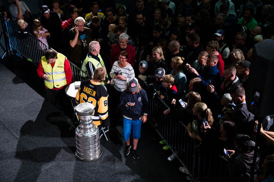 Carl Hagelin skriver autografer