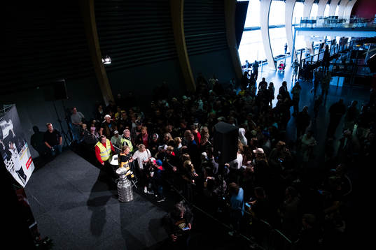 Carl Hagelin skriver autografer