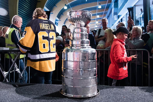 Carl Hagelin skriver autografer