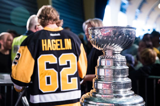 Carl Hagelin skriver autografer