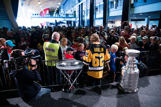 Carl Hagelin skriver autografer
