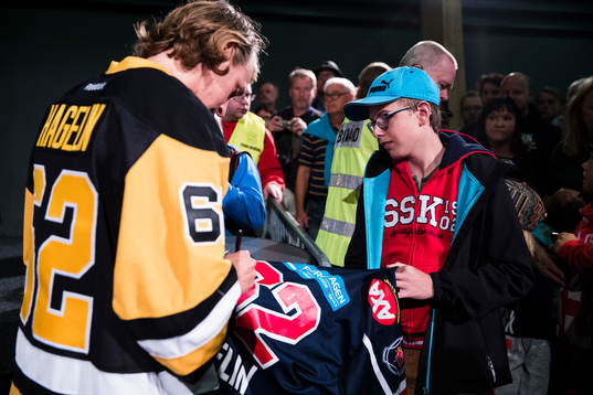 Carl Hagelin skriver autografer
