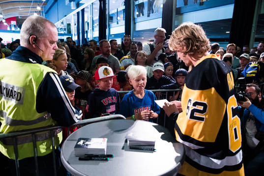 Carl Hagelin skriver autografer
