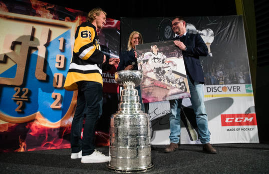 Carl Hagelin får en tavla av Södertälje SK, överlämnad