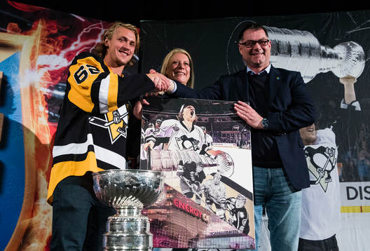 Carl Hagelin får en tavla av Södertälje SK, överlämnad