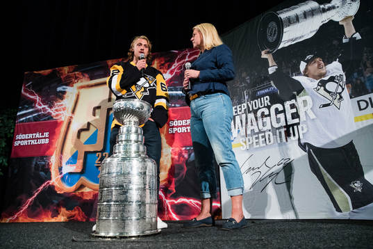 s ordförande Catharina Elmsäter-Svärd talar