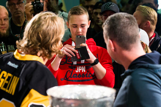 Carl Hagelin blir fotograferad med en åskådare