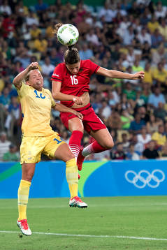 Nickduell mellan Sveriges Elin Rubensson och Tysklands Melanie Leupolz i fotbollsfinalen mellan Sverige och Tyskland den 19 augusti 2016