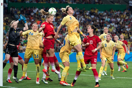 Tysklands Tabea Kemme nickar bollen bakom Sveriges Lisa