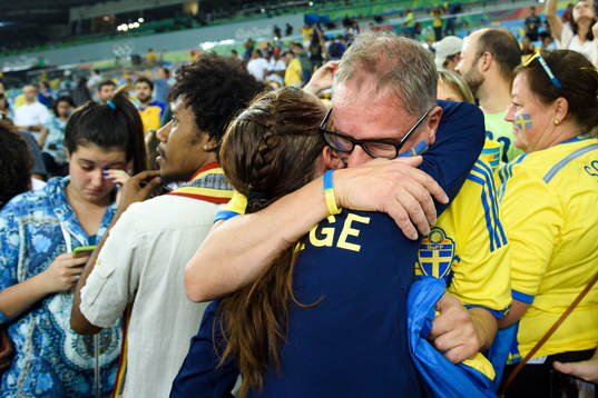 Sveriges Lotta Schelin kramas om av goda vänner i publiken efter fotbollsfinalen mellan Sverige och Tyskland den 19 augusti 2016