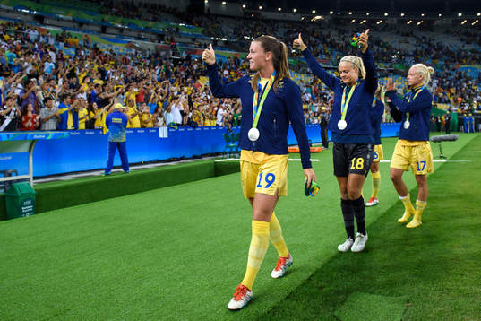 Sveriges Pauline Hammarlund, målvakt Hilda Carlen och Caroline Seger tackar publiken efter fotbollsfinalen mellan Sverige och Tyskland den 19 augusti 2016