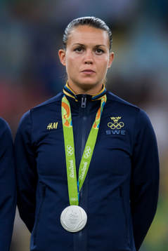 Sveriges Emilia Appelqvist med sin silvermedalj