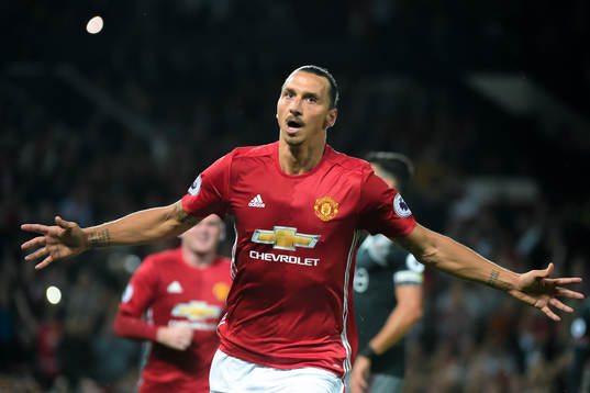 Manchester Uniteds Zlatan Ibrahimovic jublar efter 2-0 på straff