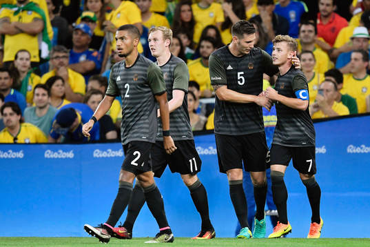 Tysklands Maximilian Meyer (th) gör 1-1 och jublar med