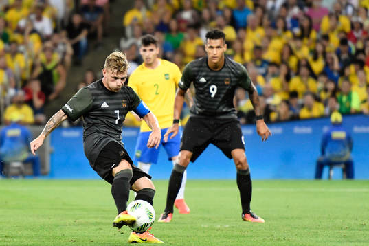 Tysklands Maximilian Meyer gör 1-1 i fotbollsfinalen
