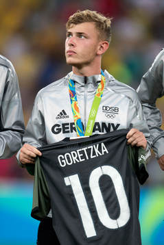 Tysklands Maximilian Meyer håller i tröjan som tillhör