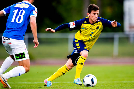 Ängelholms Ardian Rexhepi driver med bollen