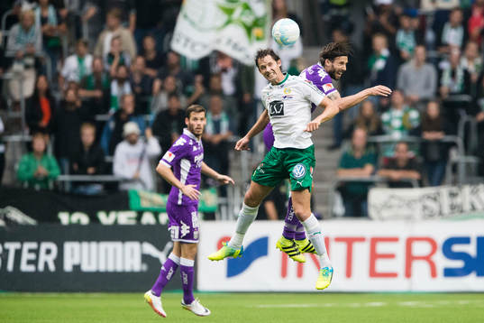 Hammarbys Philip Haglund i en nickduell med IFK Göteborgs