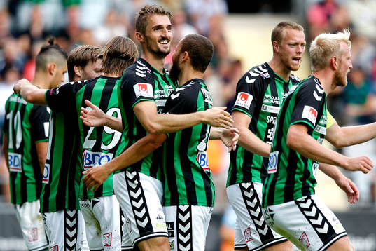 GAIS Dardan Rexhepi jublar med lagkamraterna