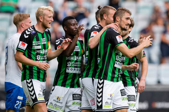 GAIS Dardan Rexhepi jublar ihop med Carl Nyström, Kieron Cadogan, Björn Andersson och Johan Lundgren efter 3-0