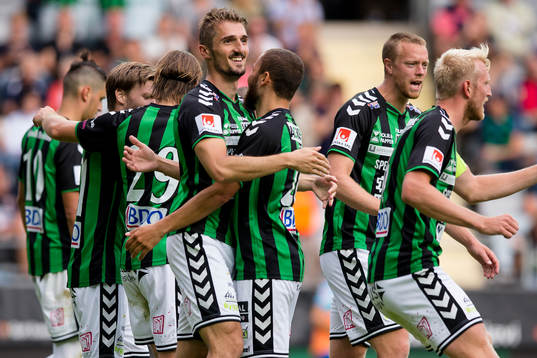 GAIS Dardan Rexhepi jublar och omfamnas av Malkolm Moenza