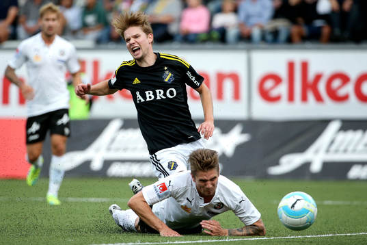 s Johan Blomberg och Örebros Erik Moberg