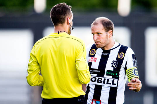 Domaren Victor Wolf  och Landskronas Mikael Dahlgren i