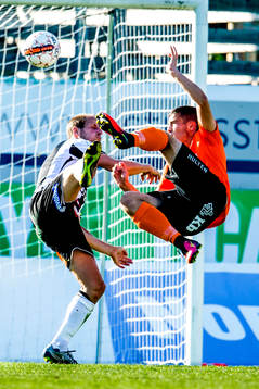 Landskronas Mikael Dahlgren försöker försvara samtidigt