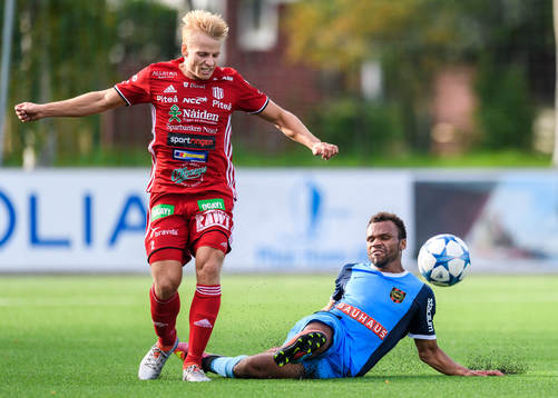 s Serge-Junior Martinsson Ngouali glidtacklar Piteå:s