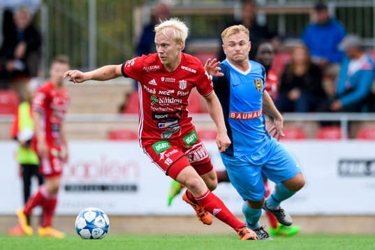 s Kristoffer Thydell jagas av Brommapojkarna:s Christopher