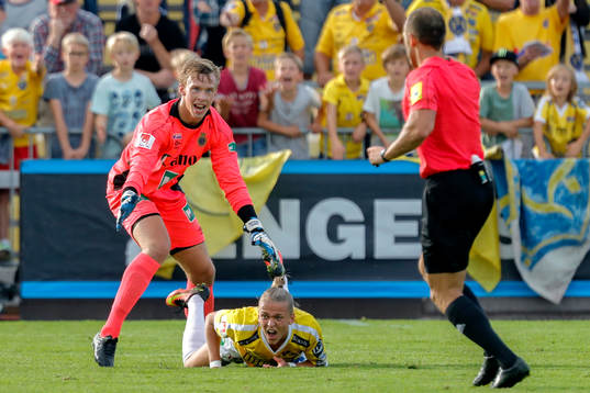 Gefles målvakt Andreas Andersson drar ner Falkenbergs