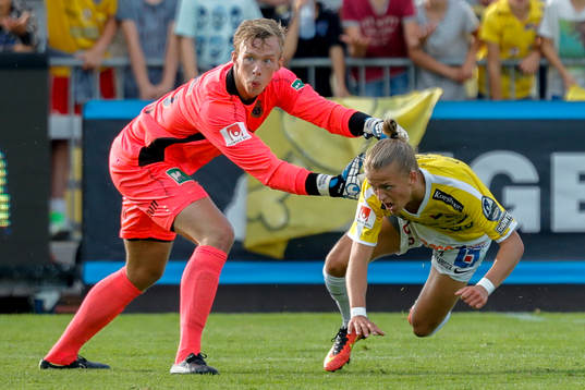 Gefles målvakt Andreas Andersson drar ner Falkenbergs