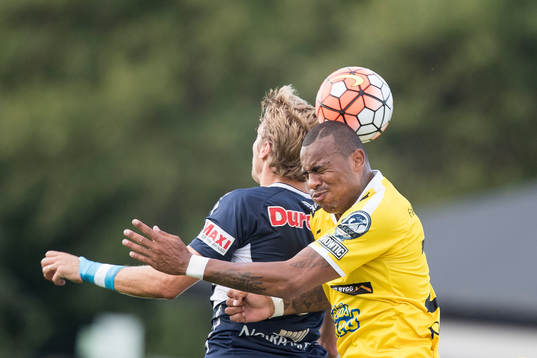Gefles Johan Oremo (med ryggen i bild) och Falkenbergs Felipe Carvalho 
