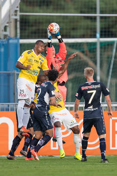 Gefles Målvakt Andreas Andersson och Falkenbergs Felipe