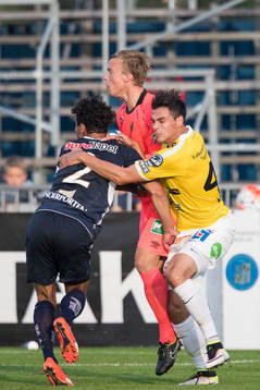 Gefles Joshua Nadeau och målvakt Andreas Andersson och Falkenbergs Zlatan Krizanovic