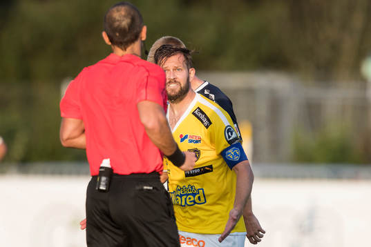 Falkenbergs David Svensson argumenterar med Domare Kasper Sjöberg