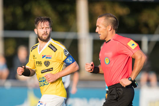 Falkenbergs David Svensson argumenterar med Domare Kasper Sjöberg