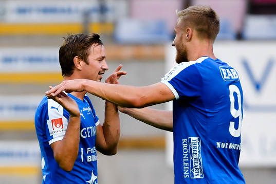 Halmstads Fredrik Olsson och Alexander Ruud Tveter jublar efter 2-0