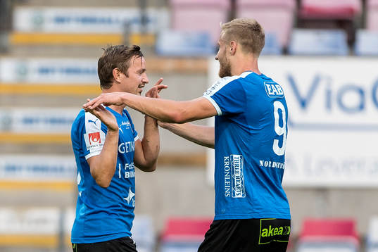 Halmstads Fredrik Olsson (v) har gjort 2-0 och gratuleras av Alexander Ruud Tveter (h)