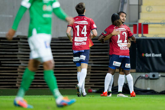 Örgrytes William Atashkadeh jublar och omfamnas av Martin Kayongo-Mutumba efter 1-0