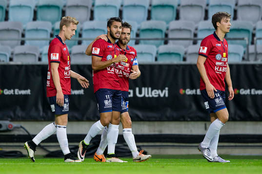 Örgrytes William Atashkadeh jublar och omfamnas av Björn Anklev efter 1-0